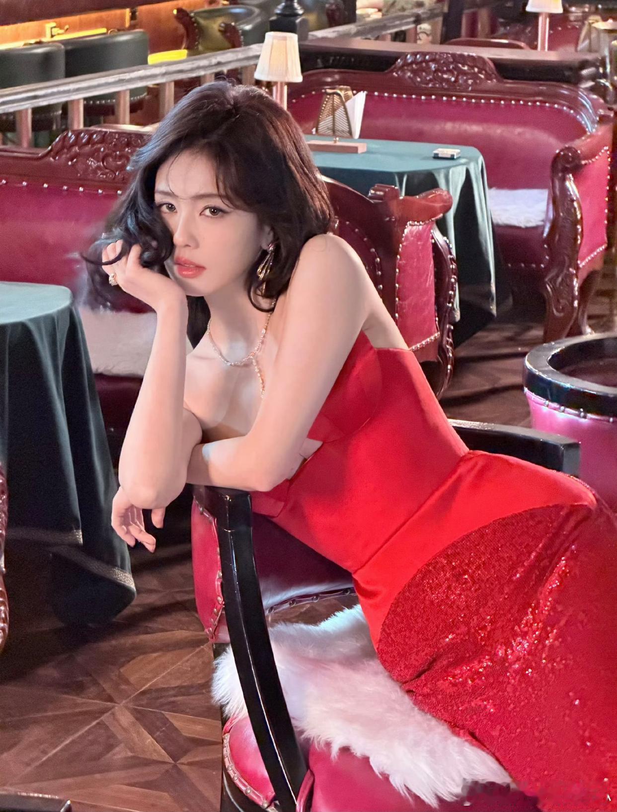 1.张凌赫对hi6的常驻挺感兴趣的，目前双方正在协商。2.王心凌一直在压恋情瓜的