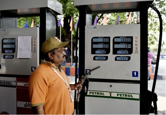 美国那边刚稍微松了点限制，印度立马就飘了，二话不说就把6000万桶俄罗斯原油给包