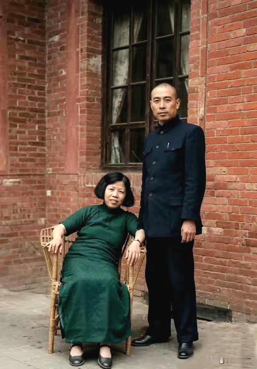1938年6月，周总理和邓大姐在武汉的一张合影。