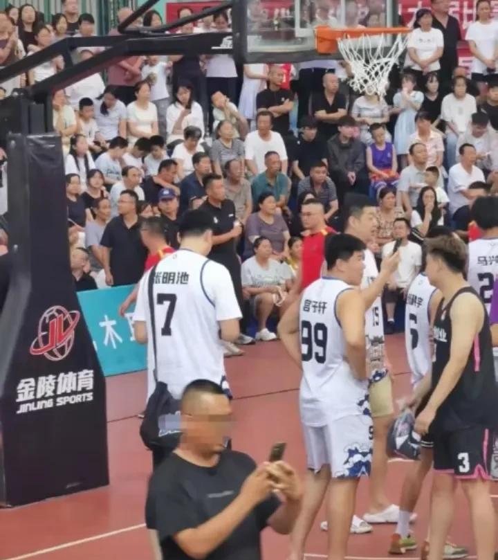广东宏远球员张明池现身野球赛场，这是被广东队裁掉了吗？要不是被裁掉休赛期球员是不