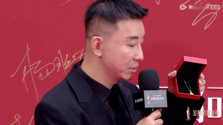 热恋制片人带着刘浩存王安宇的幸运走红毯救命！《陷入我们的热恋》制片人红毯带剧里