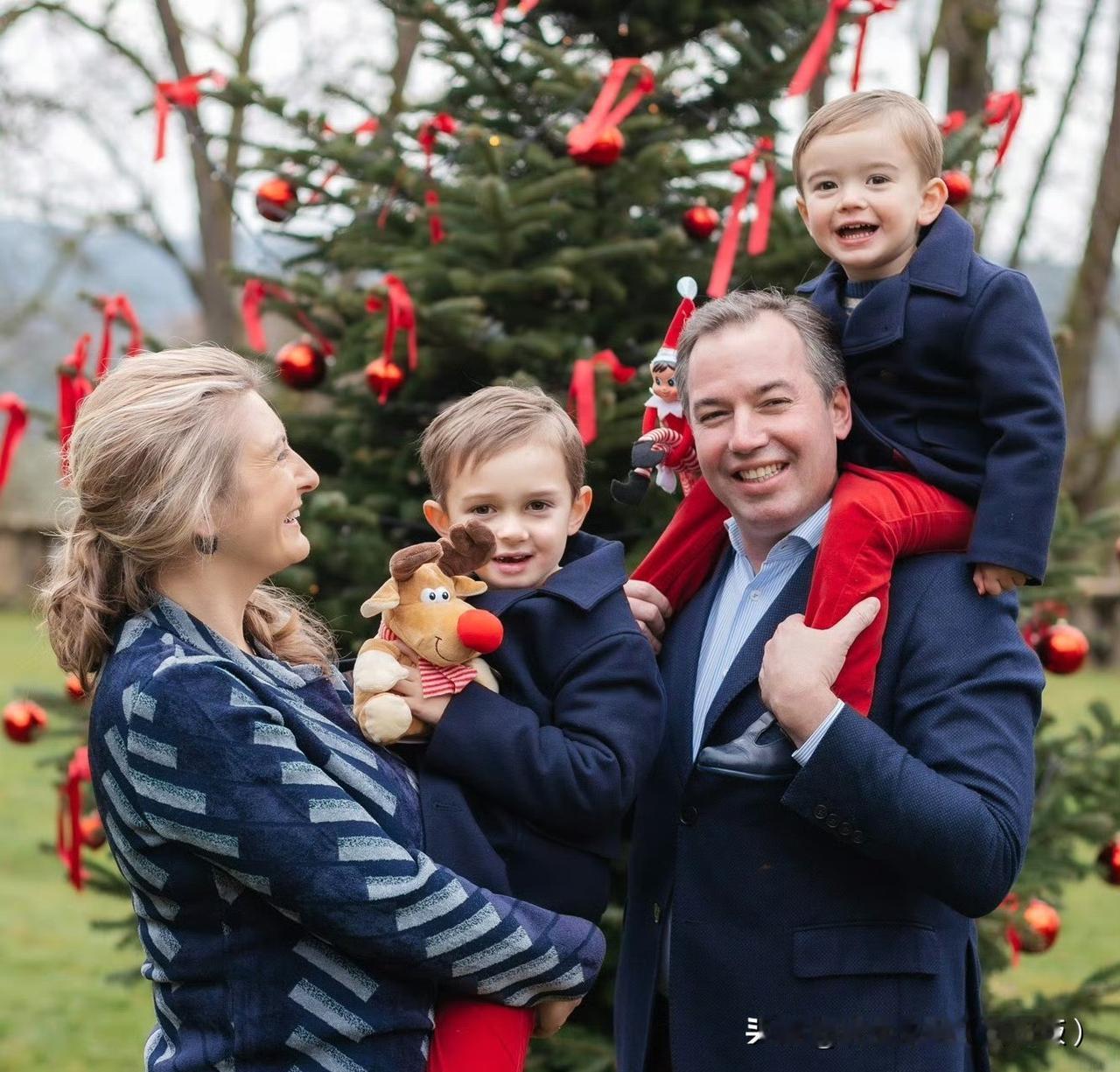 卢森堡大公今年一家四口的圣诞节贺卡照[比心]幸福感十足！