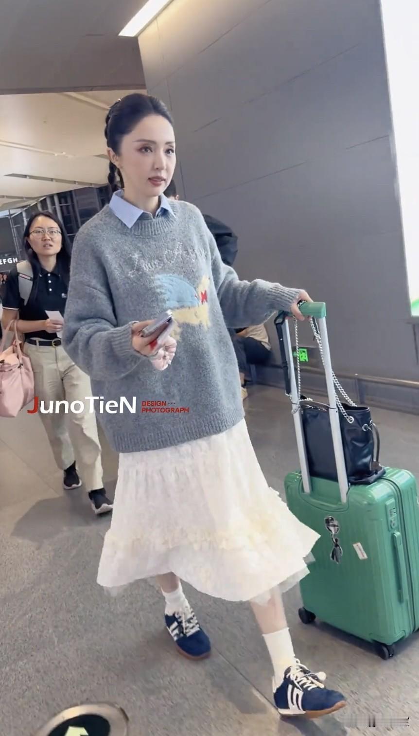 我也很想八卦董璇是不是怀孕了但是看到她的年龄我就立马清醒了她都45岁了这么好
