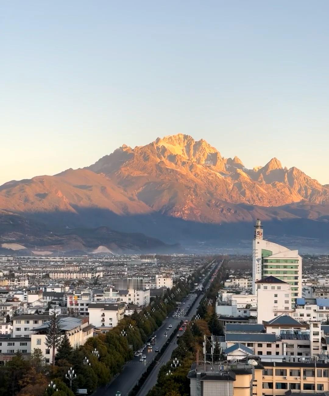玉龙雪山为什么没有雪呢？记得十年前冬天来丽江，玉龙雪山是白茫茫的一片，现在只