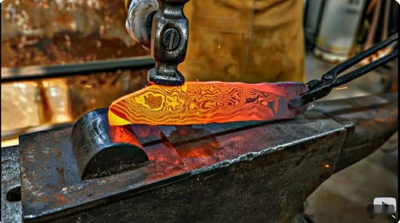 还以为老外有什么黑科技可以在锻打的时候就把两种钢锻打形成的纹路弄这么清晰，结果看