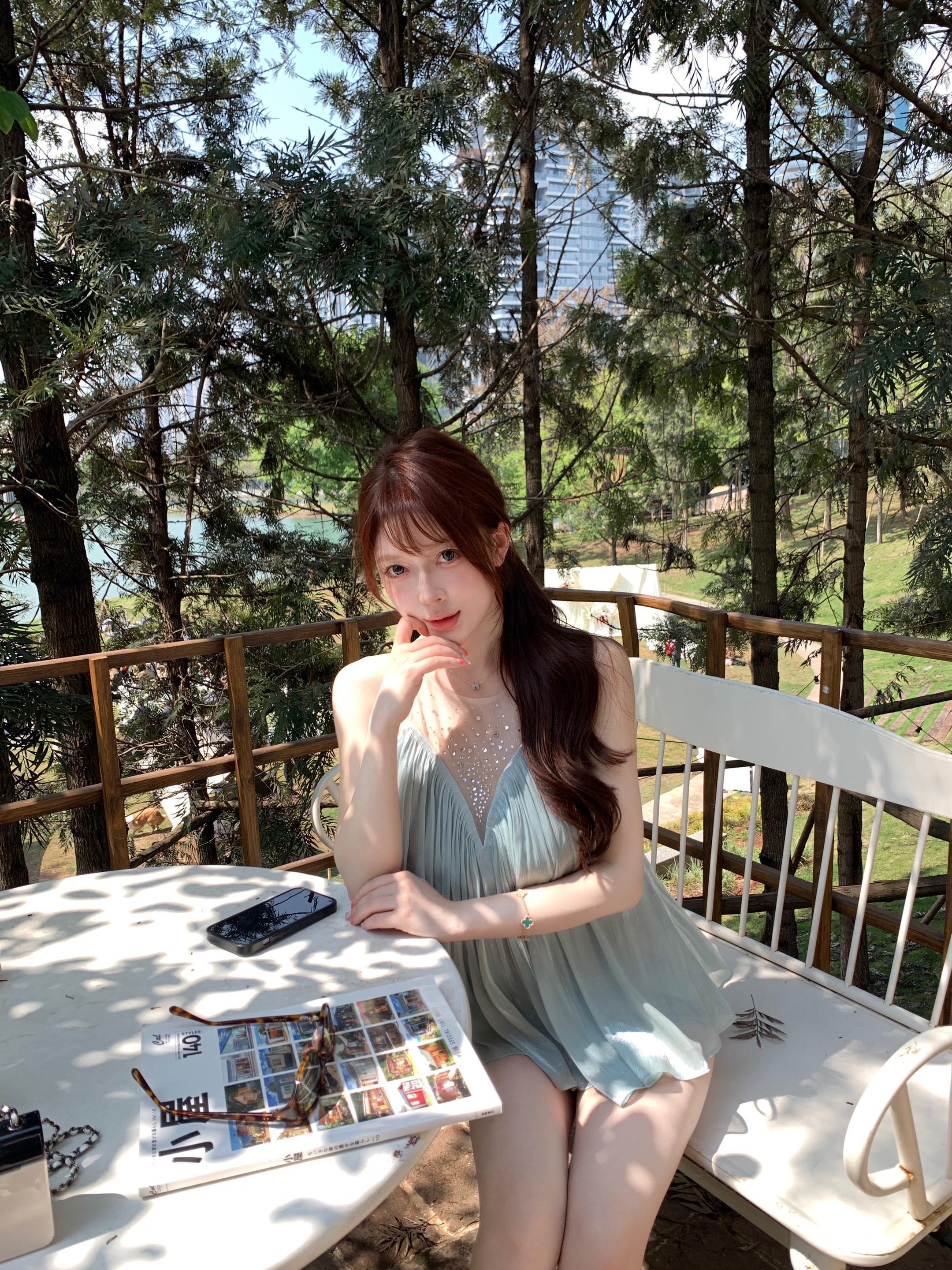 光落在绿意里。