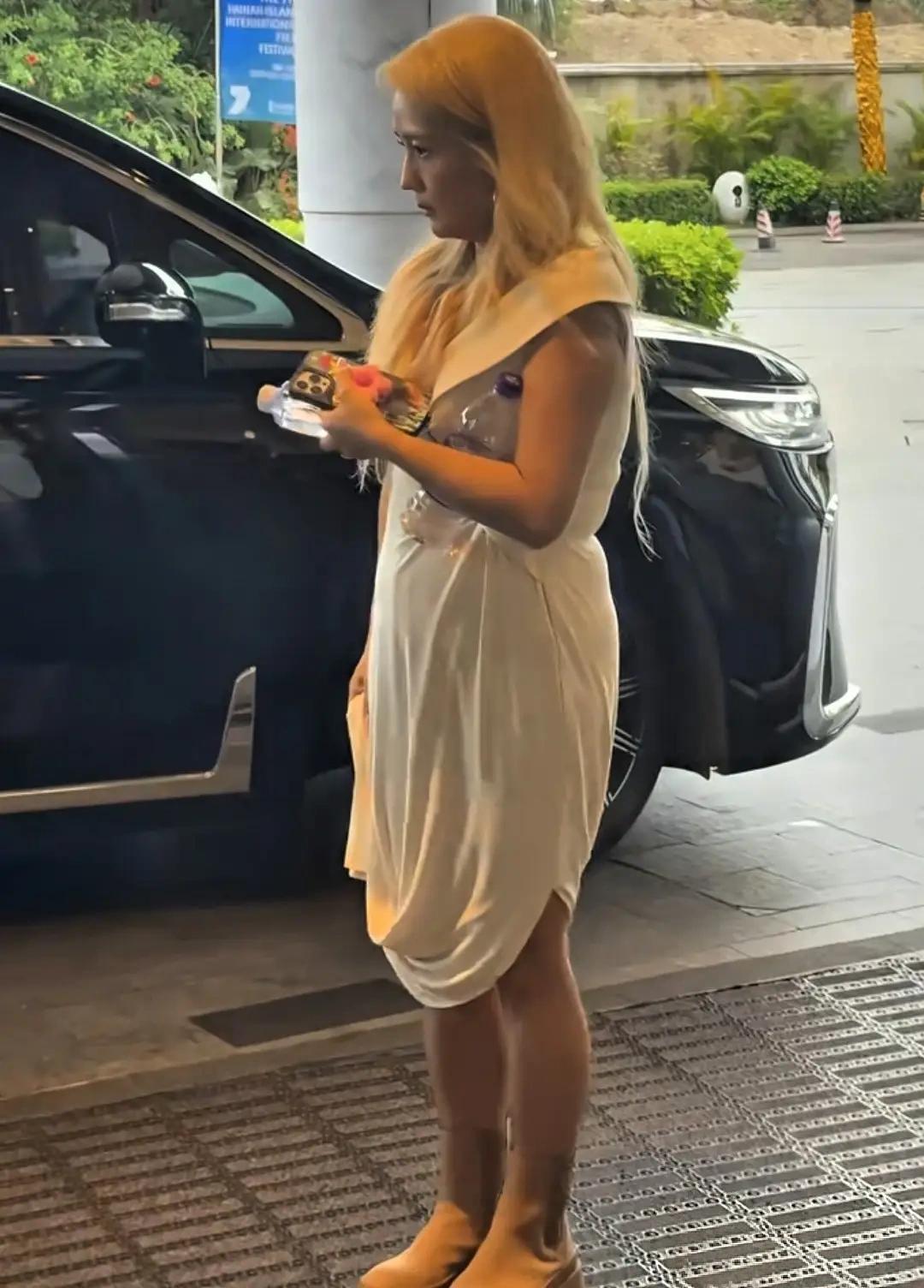 何洁又开始乱穿衣服，乱收拾自己了。这头发颜色，这衣服好看吗？审美能不能稳定点啊。