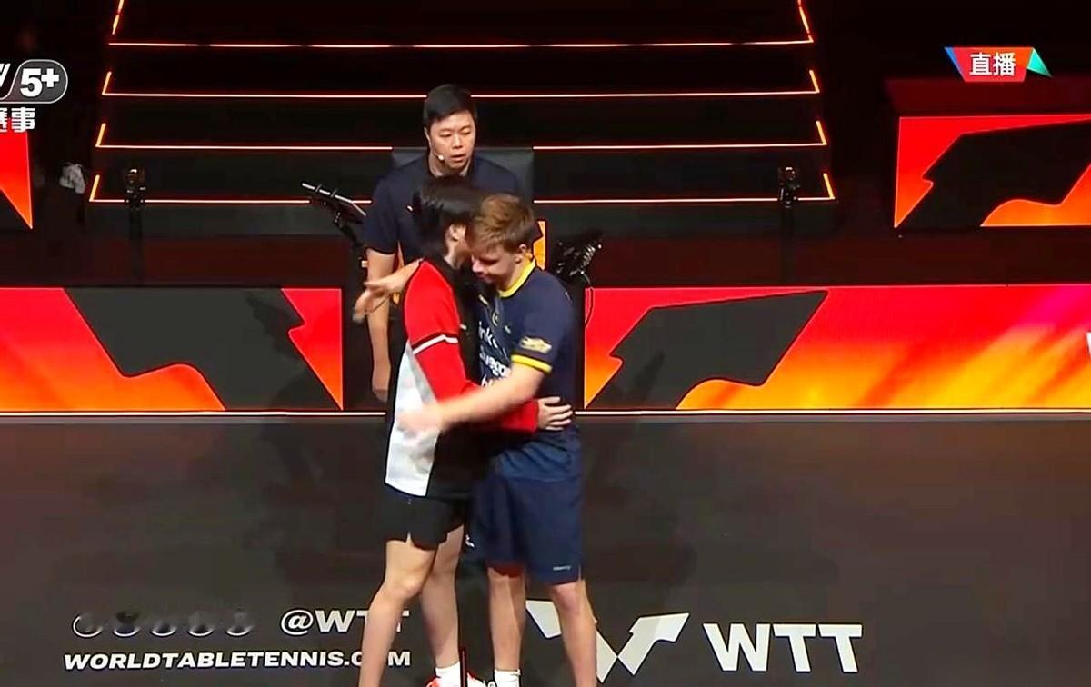 比赛还没开打，王楚钦就走过去跟对手拥抱。我当时就愣了，全场观众估计都懵了，这是