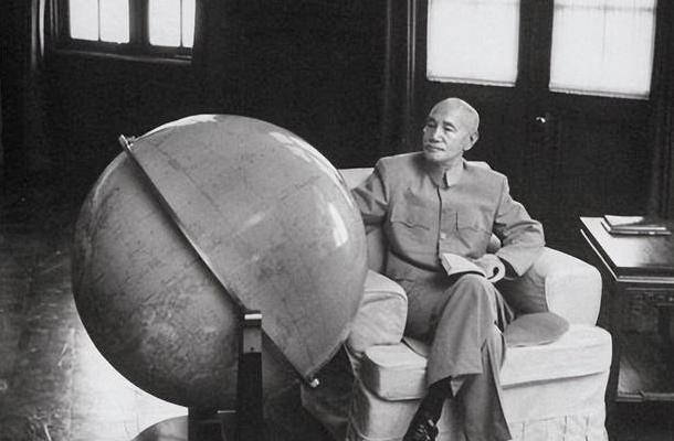 堂堂国民党第一兵团司令官，手握数十万大军的汤恩伯，竟在众目睽睽之下被蒋介石拳打脚