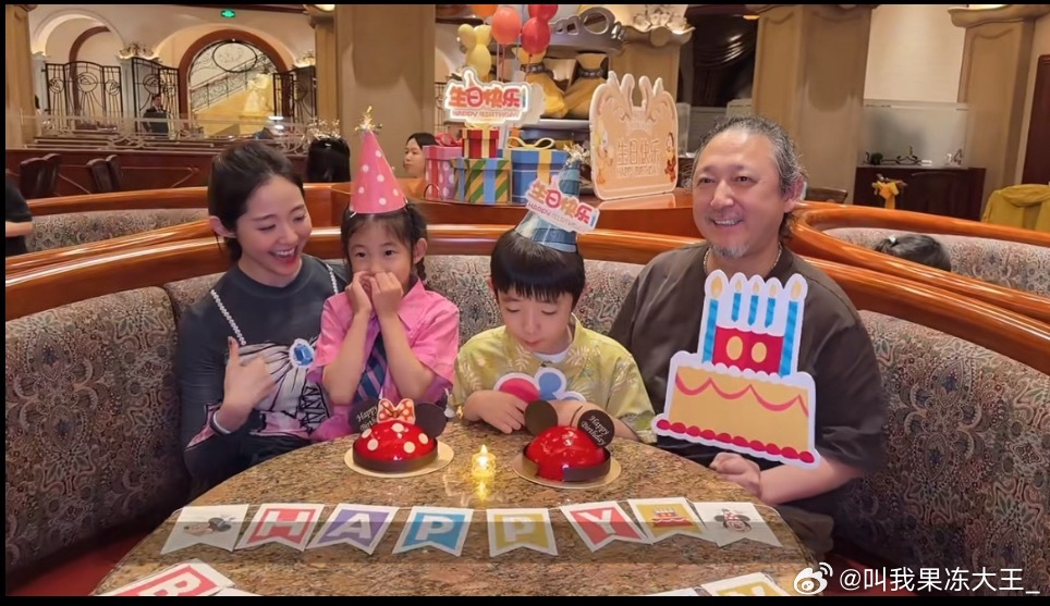 万千惠一家三代同框万千惠为8岁女儿庆生万千惠一家三代同框，老公孩子，还有爷爷奶