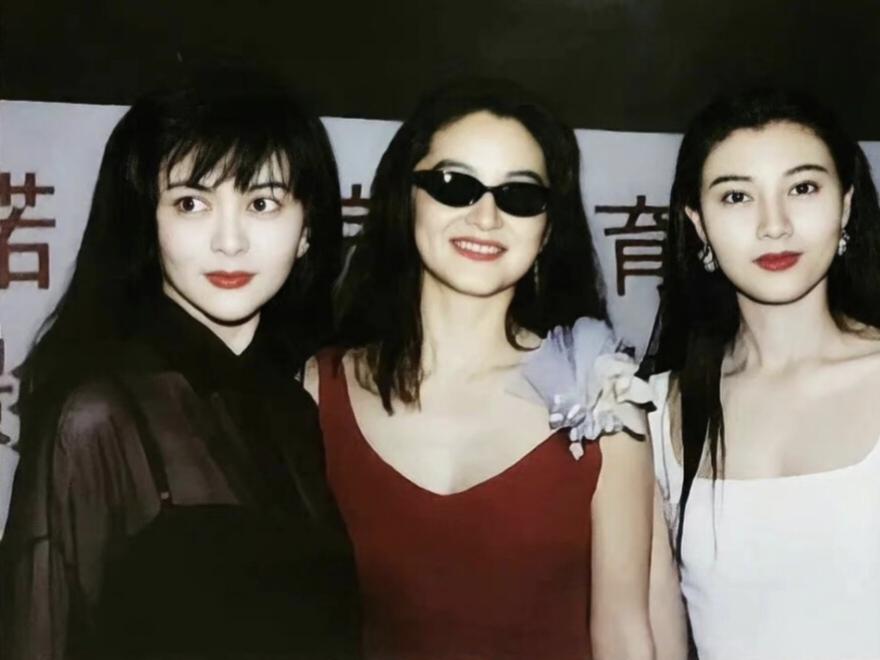 这张是1992年的老照片，四位美女是：施南生、关之琳、林青霞、李嘉欣，当年她们风