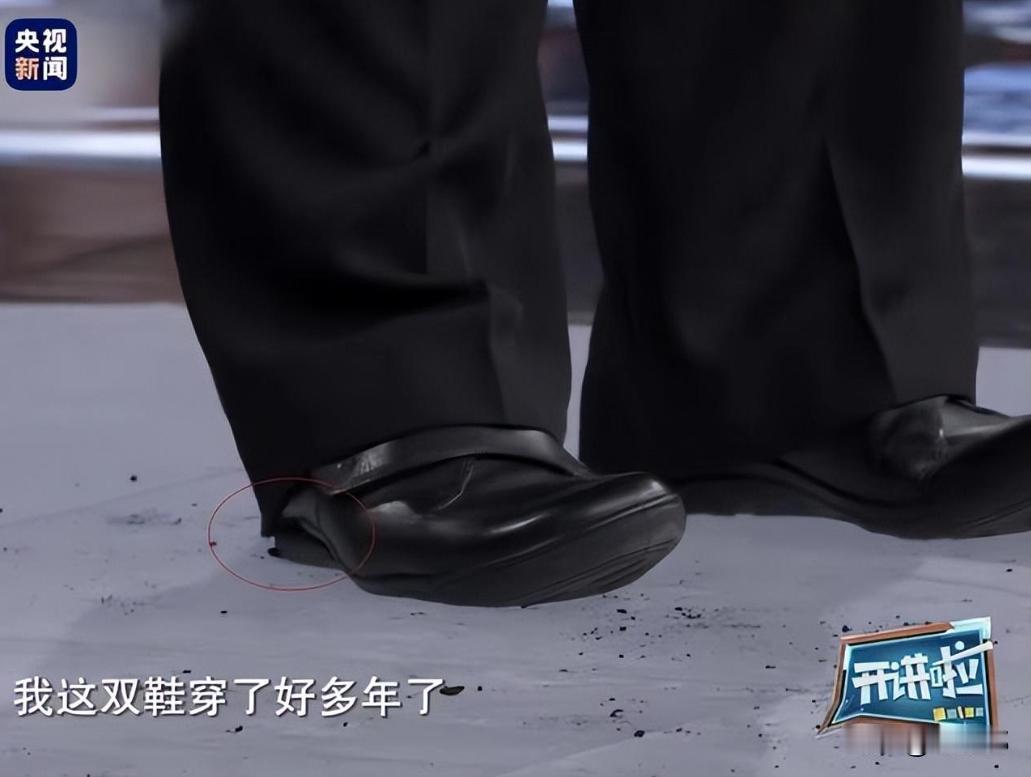 2023年，81岁女院士在央视节目上“出尽洋相”，然而当撒贝宁捡起地上的碎屑时，