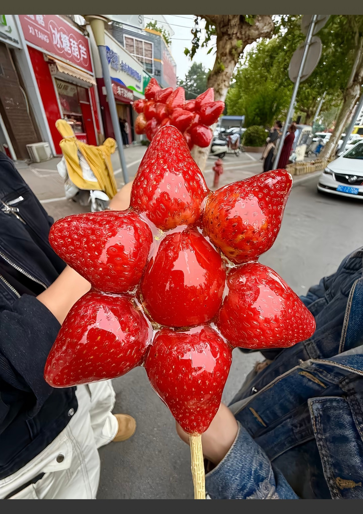 [哭哭][哭哭][哭哭]想吃这种草莓糖葫芦​​​