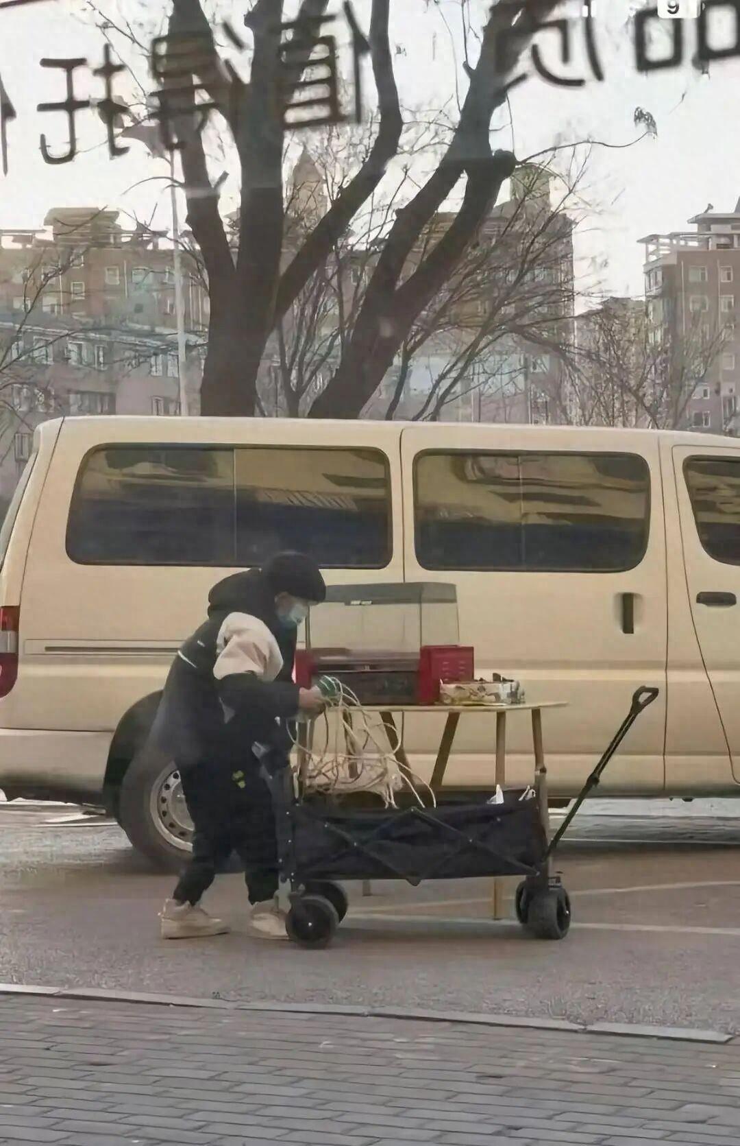 “看哭了！”11月21日，在辽宁海城一所小学门口，每天放学时分总会看到一个瘦小的