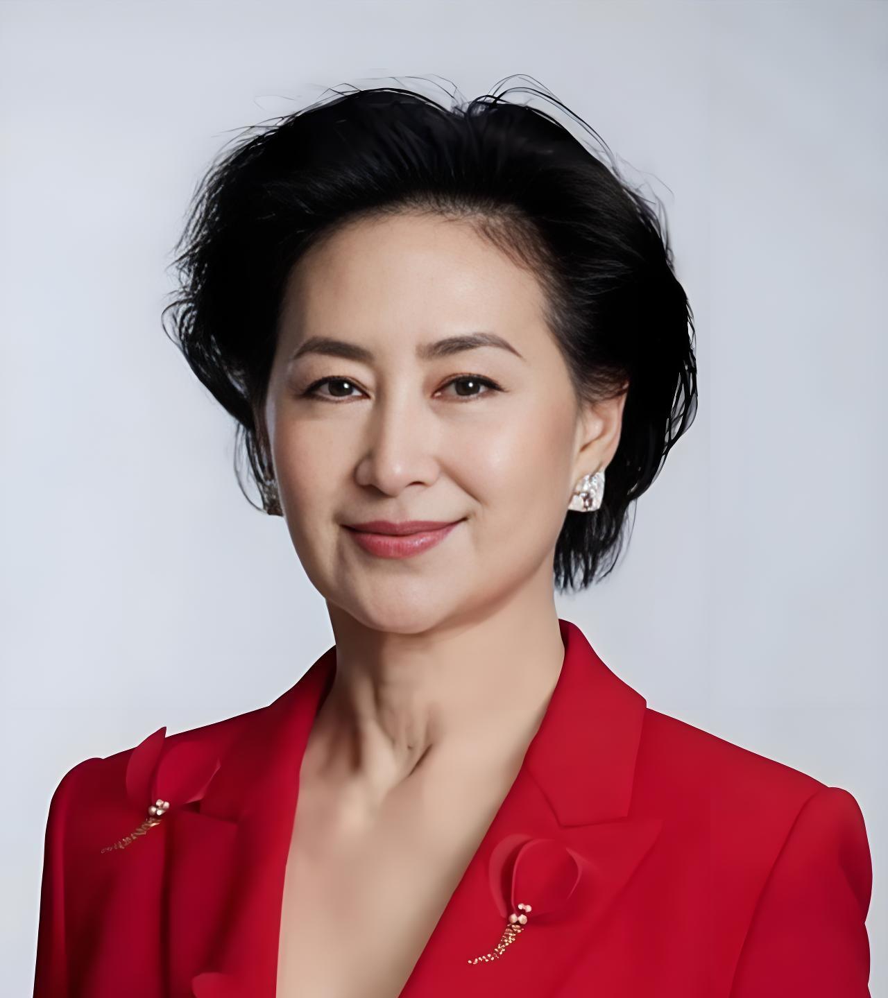 2022年，在一档专访节目中，何超琼透露，当时香港回归的时候，她的父亲和她打赌：