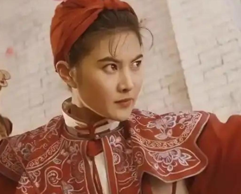 1900年，义和团“黄莲圣母”被洋人活捉。洋人不信她的法术，逼着她当众施法，可黄