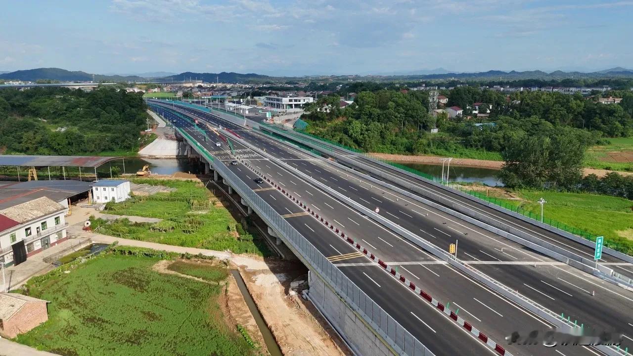 湖南第一条八车道高速公路来了，但只有7公里，限速100近日，金醴高速扩容项目正