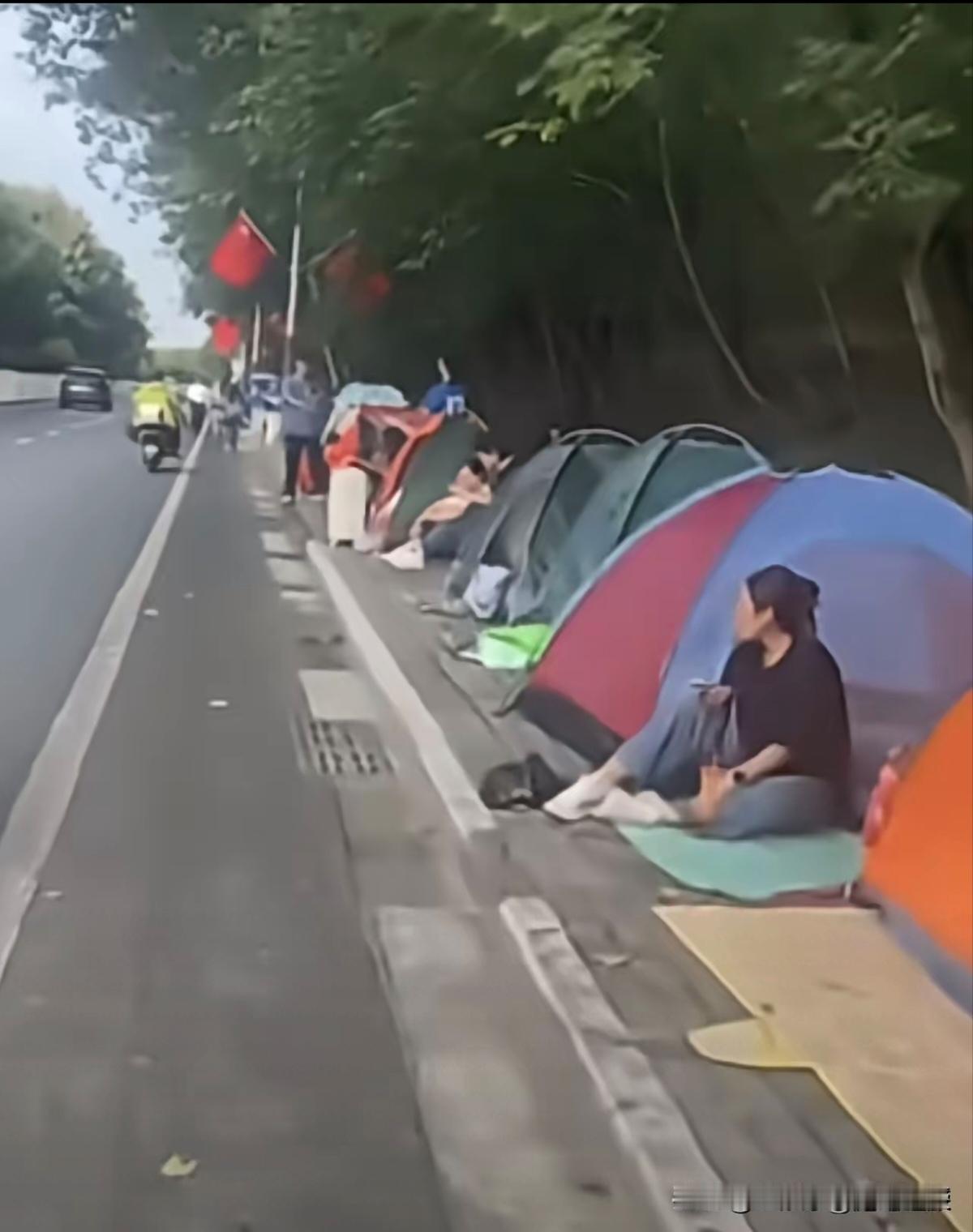 在中国特有的黄金周，宾馆民宿的房间超出平时几倍十几倍上千元几千元的房间，严重脱离