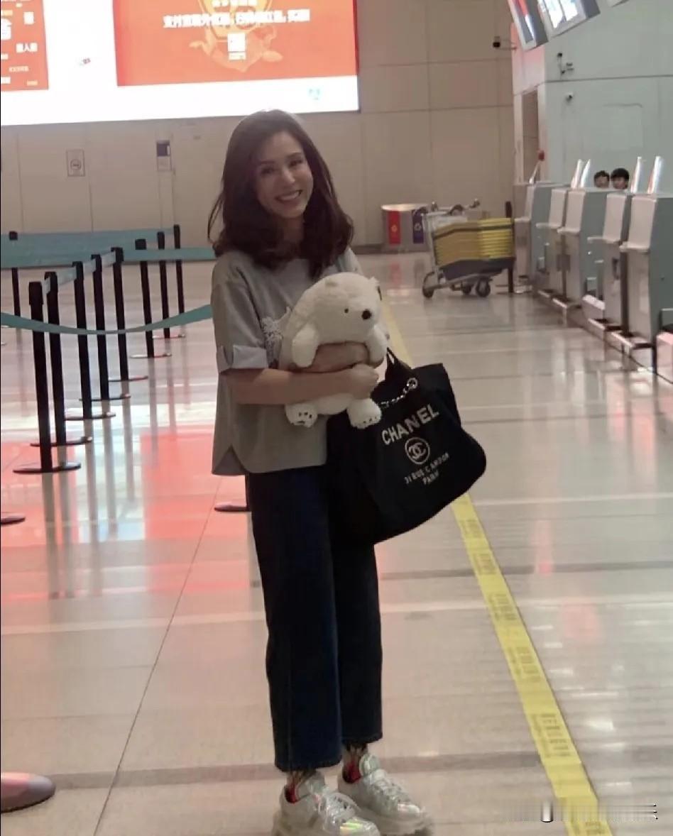 胖了的李若彤颜值回春，比瘦脱相的她好看多了，至少脸上有肉显年轻。中年女人不能