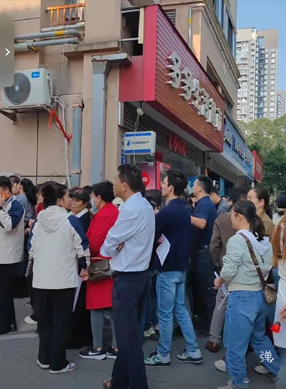 谁说没人买房呀！猜猜他们在排队做什么？