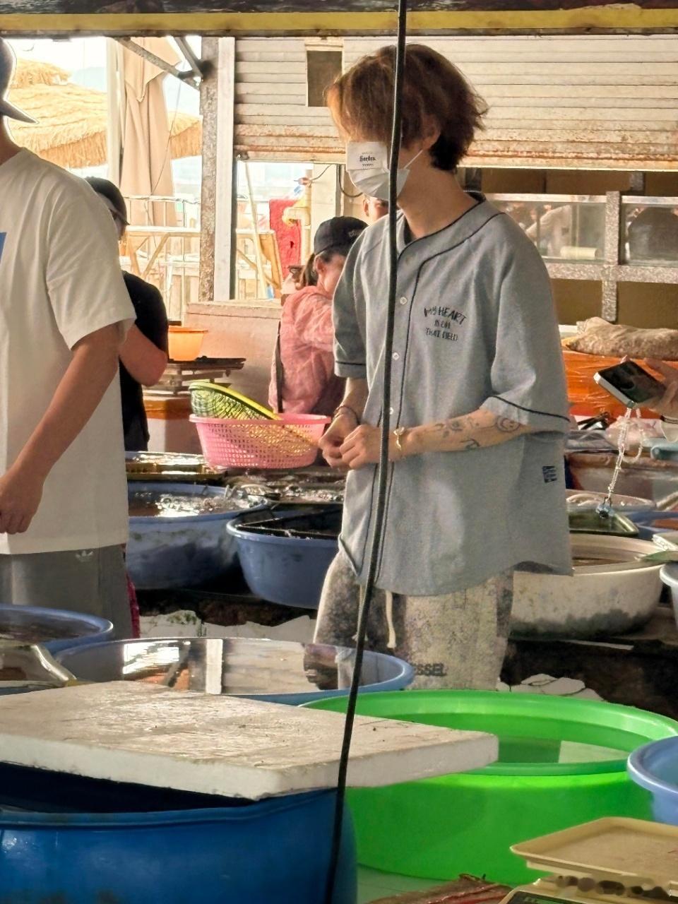 偶遇鹿晗买海鲜偶遇陈赫鹿晗买海鲜哈哈哈哈哈陈赫和鹿晗买海鲜被偶遇，这组合一看就