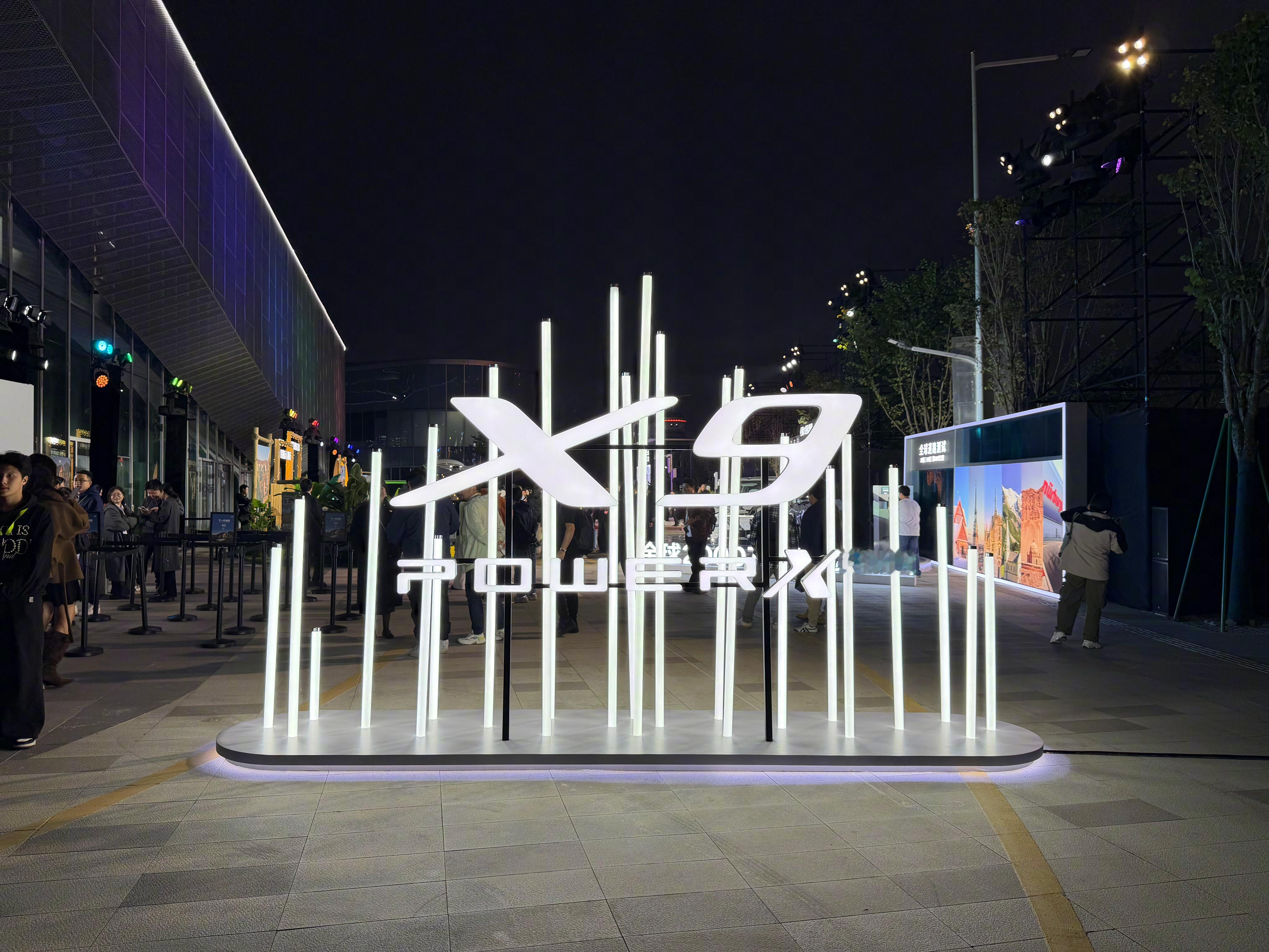 来到小鹏X9超级增程上市发布会现场了，现场有不少有趣的装置，一会19:00让我们