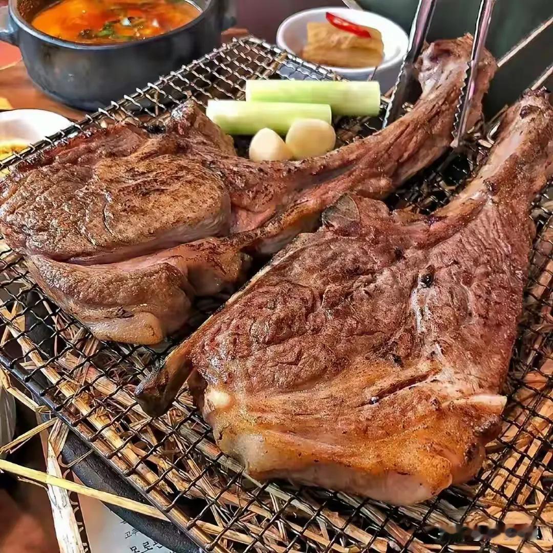 汕头一对老夫妻的深夜折返，让五年前的旧账成了全网心头的热汤。老两口吃完230