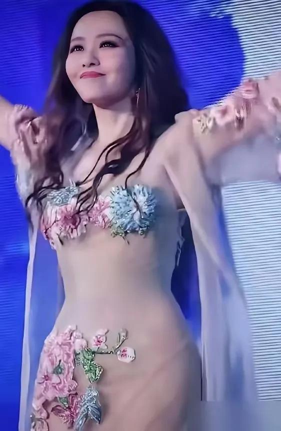 张靓颖终于脱下紧身亮片后，怪事发生了。演唱会上，她穿着欧美风紧身服+流苏高叉