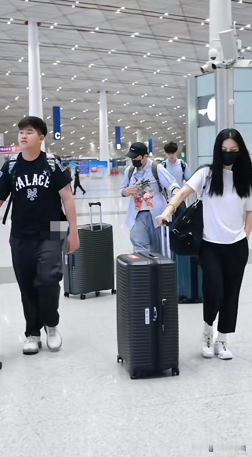胡可沙溢送两个儿子去英国读书！一家人出现在机场，胡可沙溢戴口罩特意走开，躲开镜头