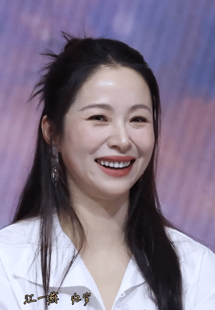 江一燕身上那份清高没有了经过了几年低迷期感觉面相都变了42岁真的和普通人