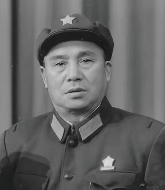 1947年，四野师长娶了老战友的遗孀带一子一女，新婚之夜，师长说：“把孩子们的姓