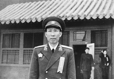 这名开国少将，曾活埋15头日寇！1943年，15个日本兵被八路军堵在窑洞之中，我