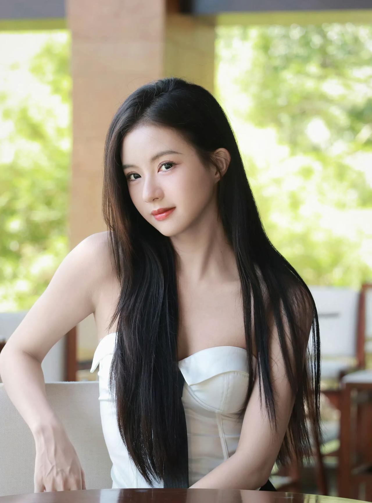 阳光下的度假时光，墨镜少女在热带风情中享受宁静。