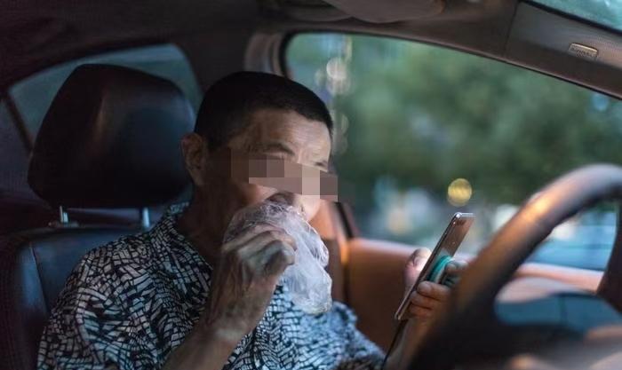 2025年，上海一男子是网约车司机，他把一顾客送到地方，突然头一歪猝死，因为平台