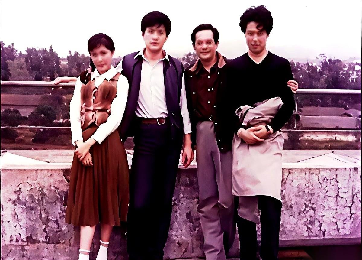 这张照片，最让人唏嘘的，根本不是谁更帅，也不是谁后来更红。是中间这个姑娘，周里