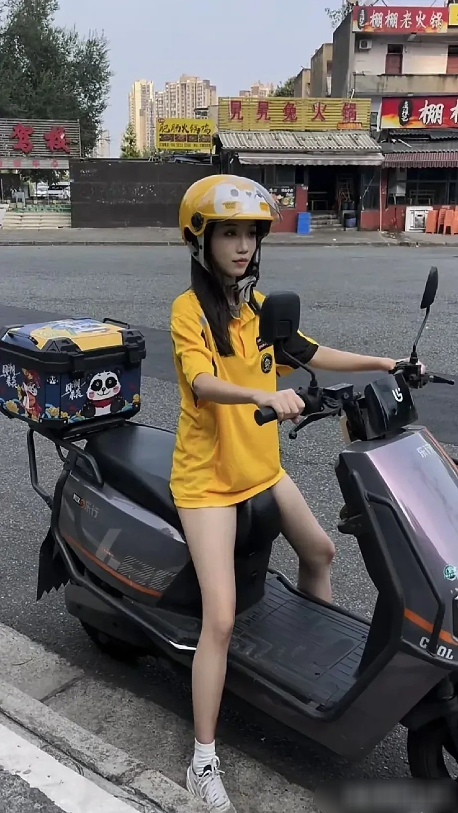 小姐姐穿成这样送外卖，是为了流量还是为了赚钱啊[捂脸哭][捂脸哭]​​​