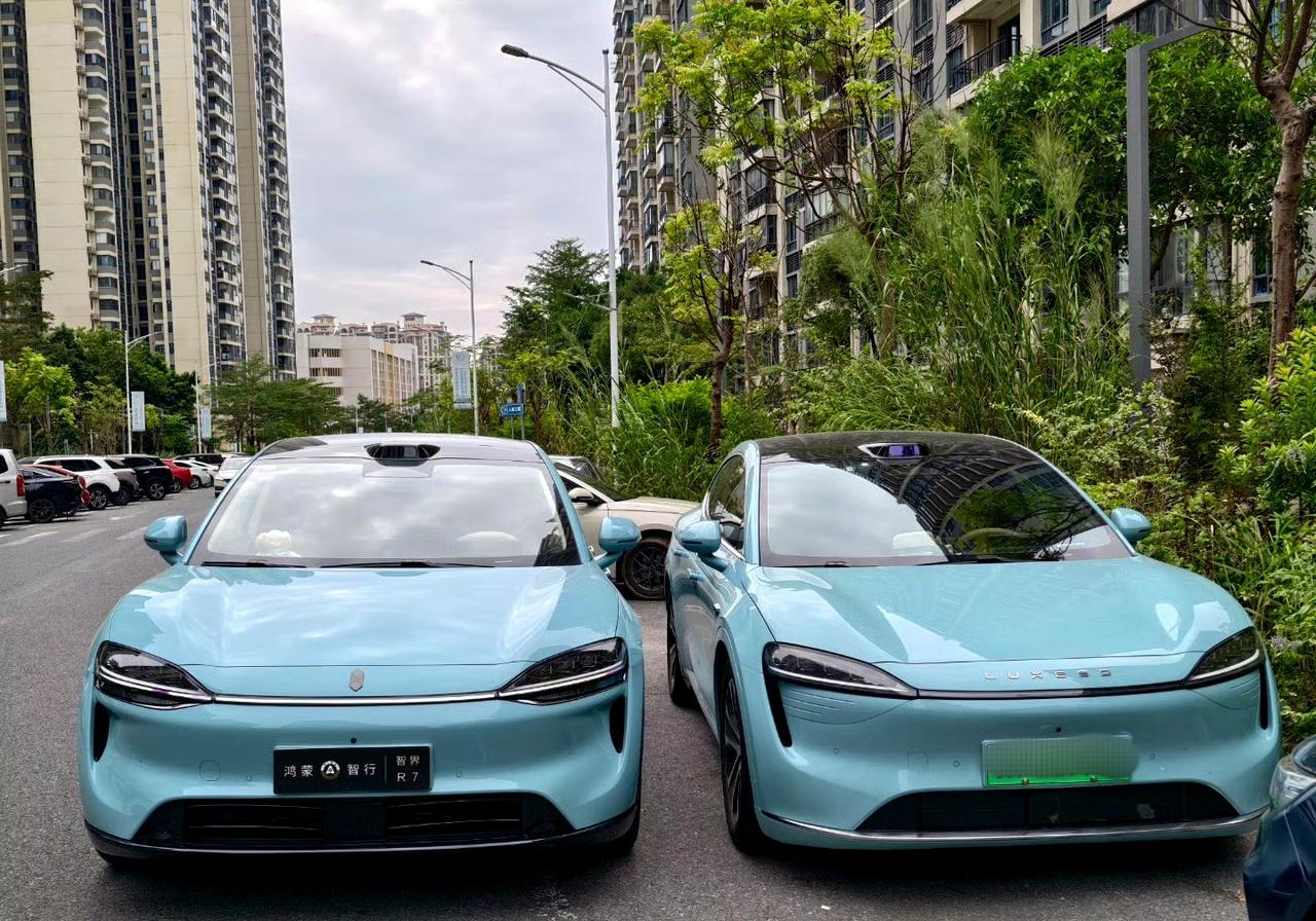 新款的智界R7就是比老款的智界R7好看一点！改变挺少的就是对大灯进行了改变，感