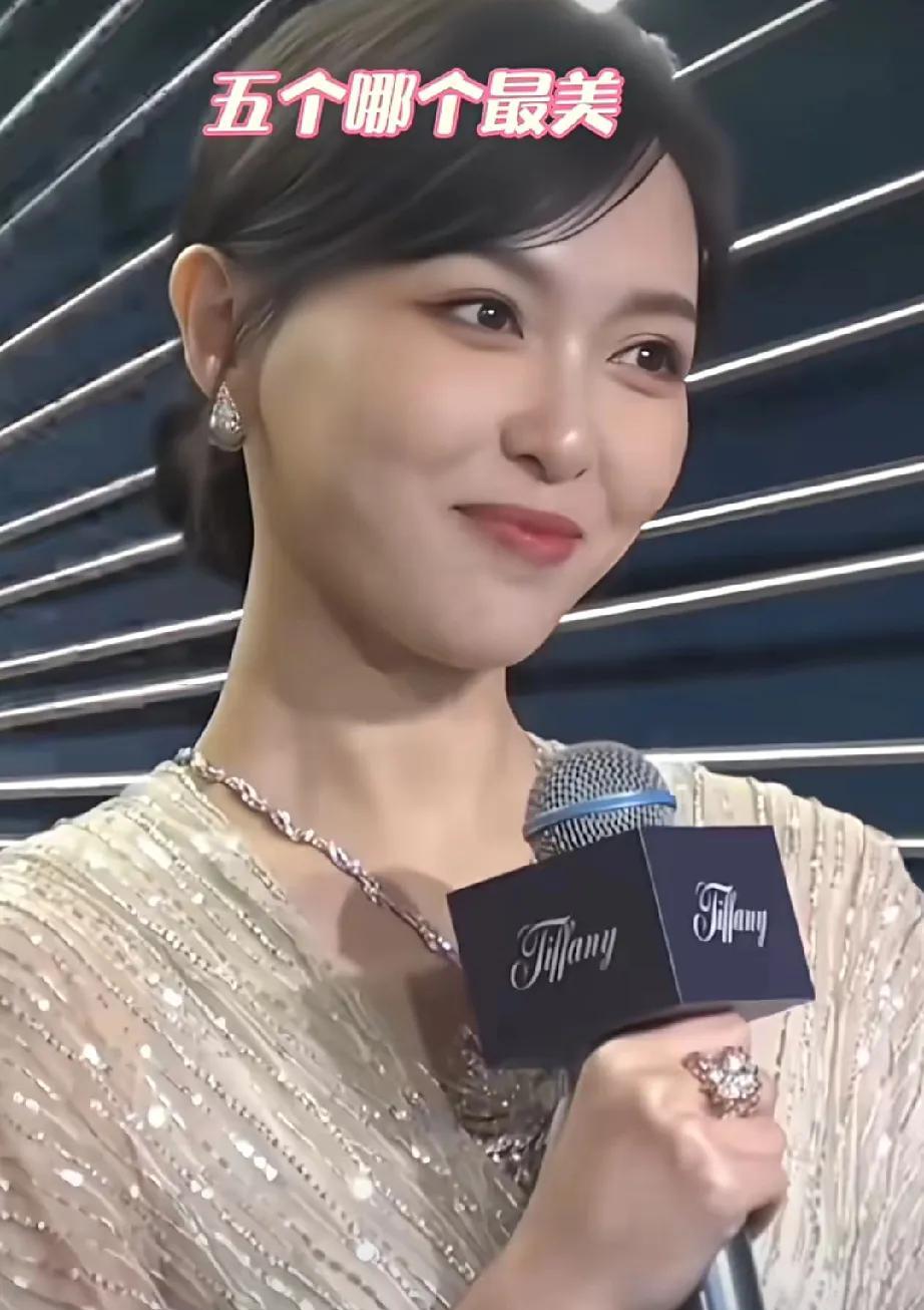 说实话，在我心目中刘亦菲最美，看她演的赵灵儿一眼就喜欢上了，那时候演的赵灵儿就是