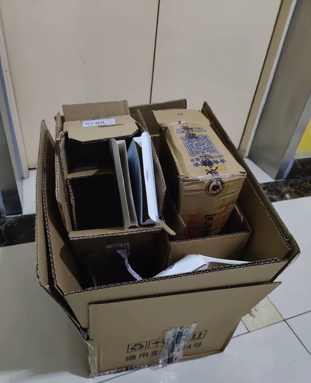 今天早上我下楼扔一摞纸壳，一个阿姨直接说”给我“，我装没听见，她还跟着我往垃圾桶