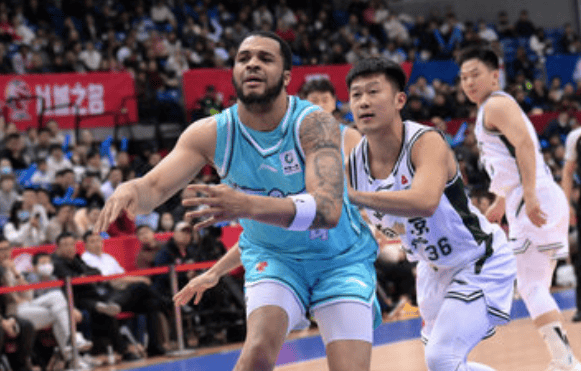 青岛队记: 赛季初刘维伟就判断韦瑟斯庞本赛季会有更好表现