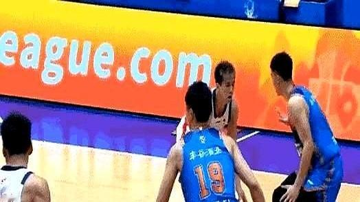 郭艾伦回来了！转会广州男篮，首秀就砍下16分5助攻。但别高兴太早，他面对的根