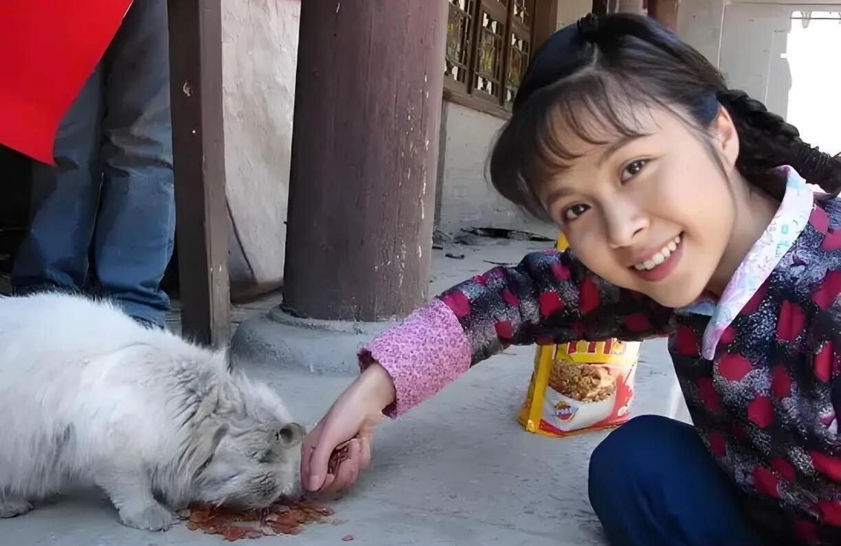 她好美，纯天然的气质，这脸蛋和身材都是顶级的，尤其是这张脸，满脸的胶原蛋白。她留