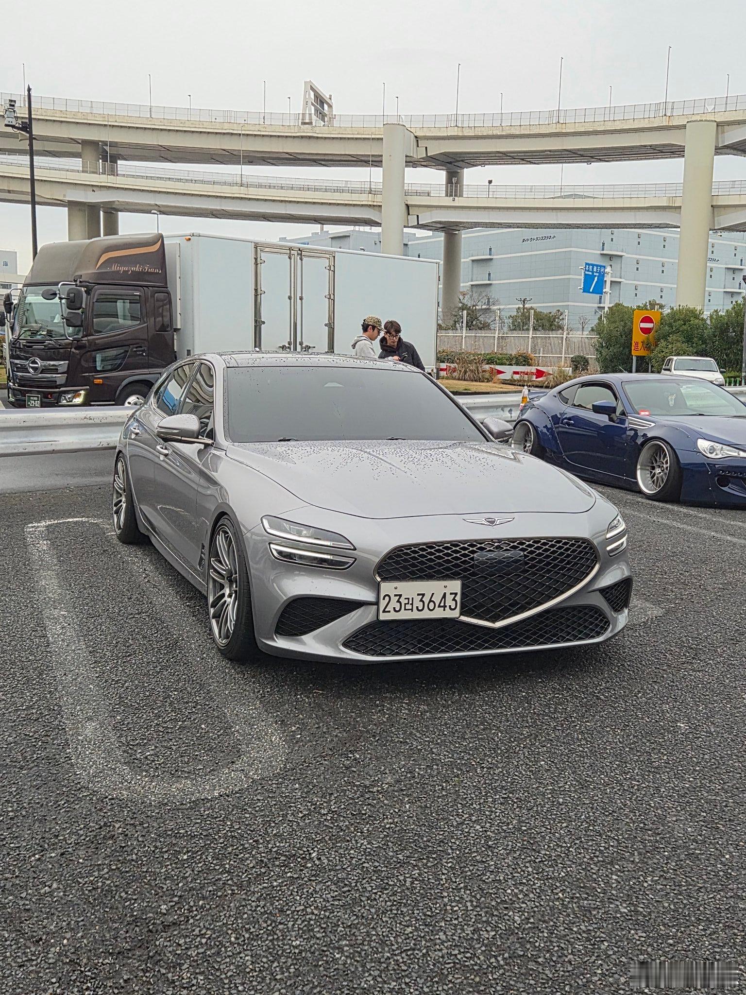 型车街拍大黑PA惊现捷尼赛思G70ShootingBrake，临时入境的韩