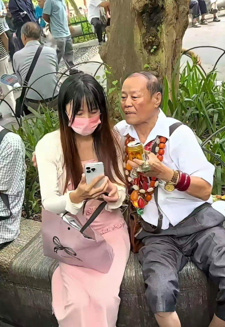 果然姜还是老的辣！大爷这套路够深，姑娘已经完全信了他是亿万富翁——单看大爷这身行