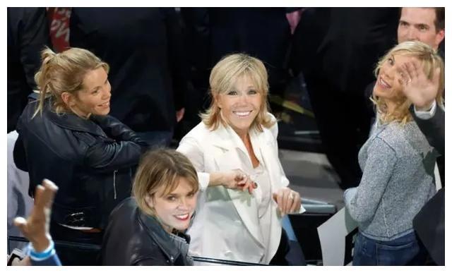 布丽吉特有两个女儿，大女儿长得一点也不像她，倒是小女儿遗传了她的眼睛。都说眼睛是