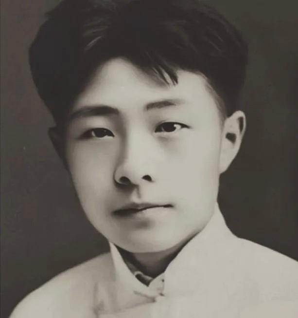 灶膛里没烧完的纸灰，警察翻遍了墙缝也没找到名单，他到底藏了什么？我昨天去了西四