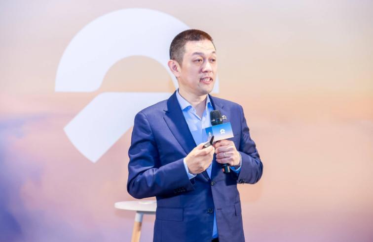 凌晨三点的上海换电站，47岁的蔚来创始人李斌蹲在底盘下方拧紧最后一颗螺栓。这是本