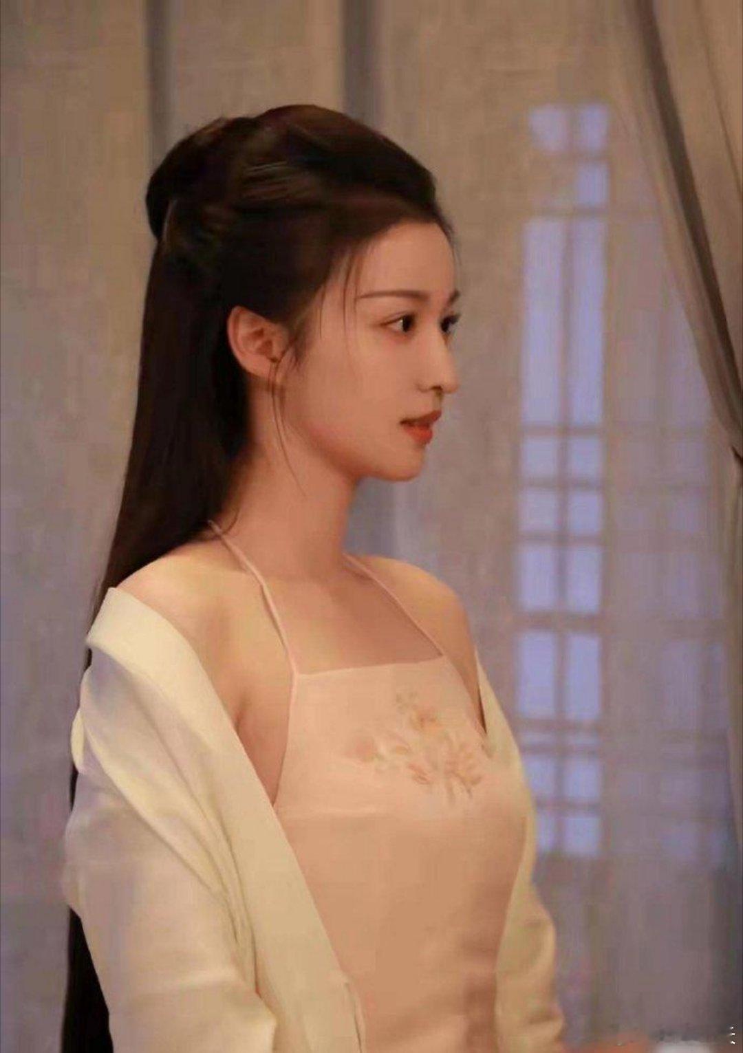 王楚然这肚兜装是真好看，张晚意那小子居然坐怀不乱