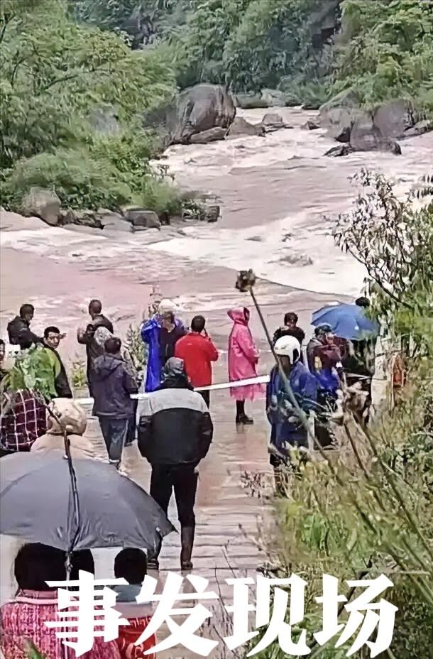 三条鲜活的人命没了！4月28日，四川宜宾，一位41岁的父亲骑着农用三轮车去接两个