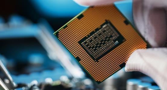 这事怎么看中国都不亏。关税战前，中国造稀土，美国造芯片。轰轰烈烈的关税战后，关税